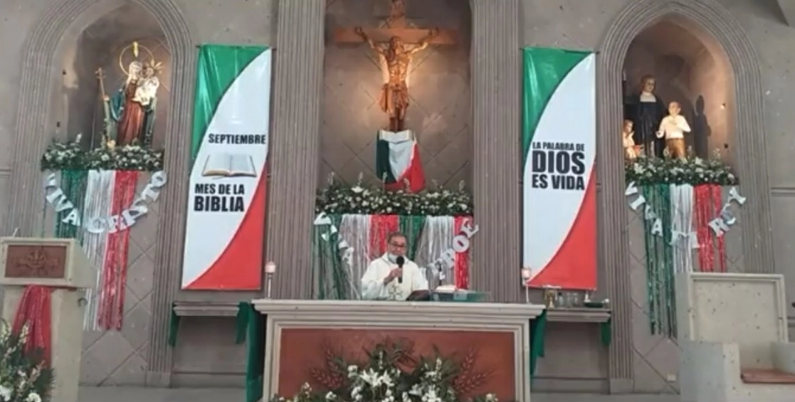 El sacerdote Lázaro Hernández durante la misa. Fotograma tomado del video emitido en la cuenta de Twitter @4mandaVictoria