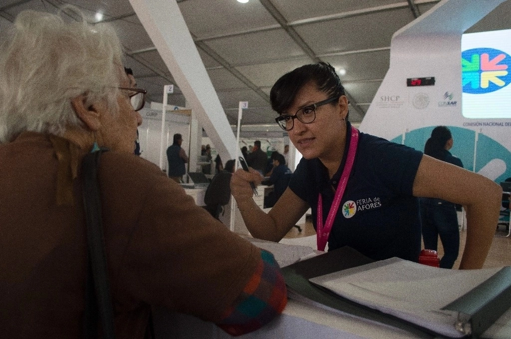 Las mujeres requieren 80% más recursos que un hombre para mantener una vida digna después de su retiro, debido a que su esperanza de vida es mayor, indicó Luis Kuri, director general de Citibanamex Afore. Foto Cuartoscuro / Archivo