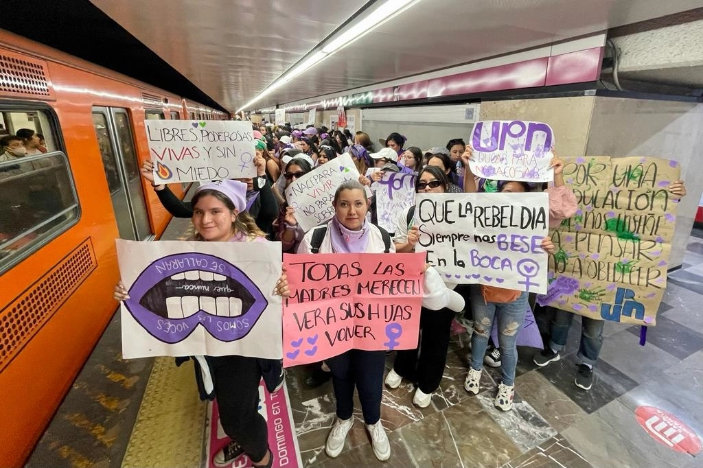 Decenas de mujeres se reúnen en la estación del Metro Balderas de la Línea 1, para asistir a la marcha del 8M, el 8 de marzo de 2023. Foto Roberto García Ortiz 