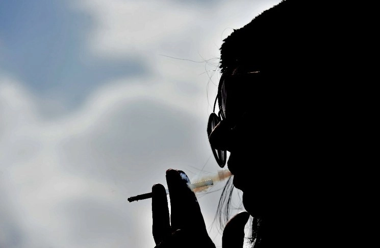 Heba, una mujer de 36 años, fuma un cigarrillo públicamente en una cafetería en el norte de Riad el 5 de febrero de 2020. Foto Afp