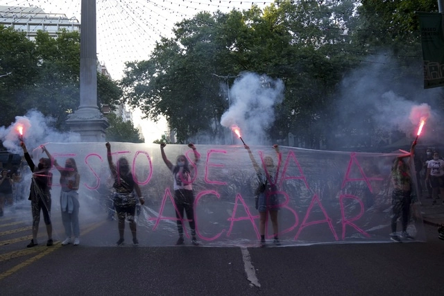 Miles de mujeres en Uruguay salieron a protestar tras los casos de abuso sexual conocidos esta semana. Foto Ap