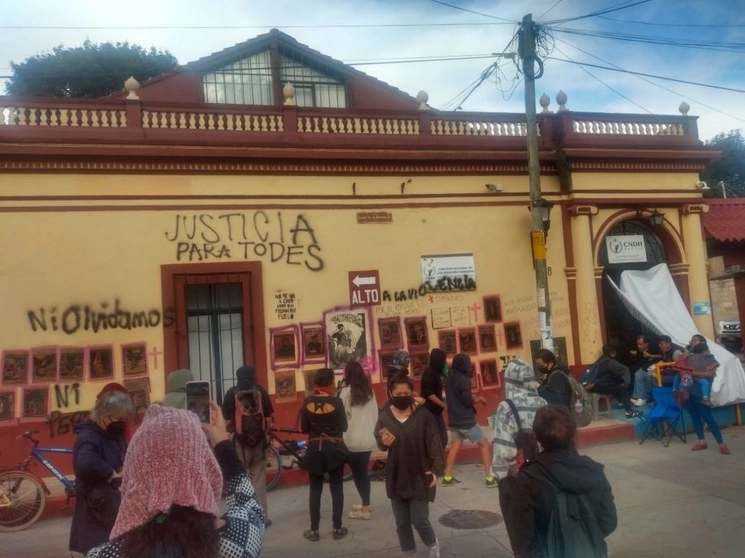 Las mujeres señalan el acto en solidaridad con las mujeres víctimas de delito. Foto La Jornada