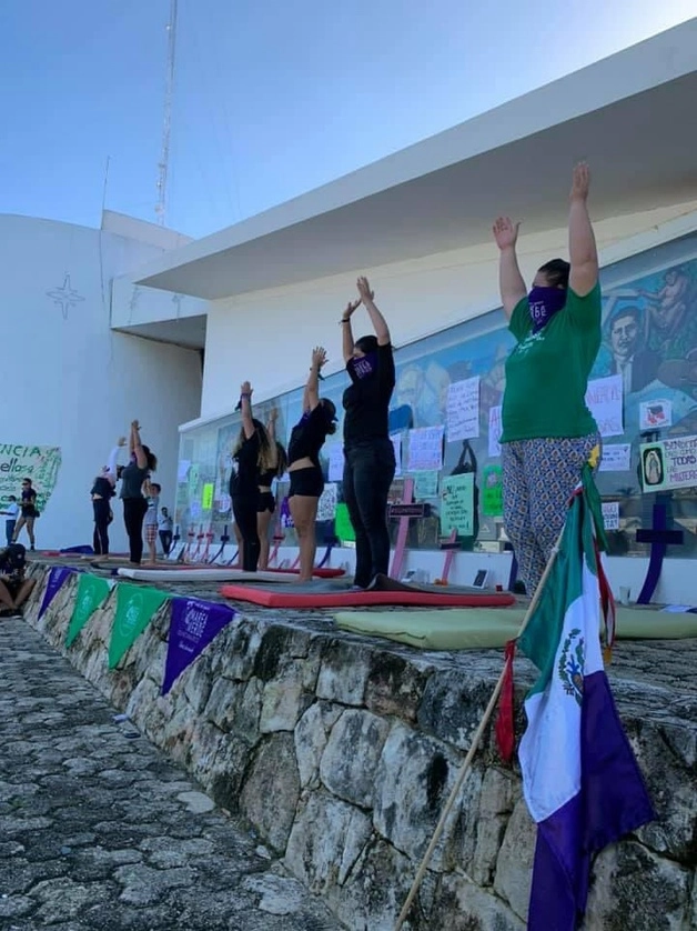 Mujeres durante la protesta en la sede del Congreso de Quintana Roo. Foto tomada de la cuenta de Twitter @brujasdelmar
