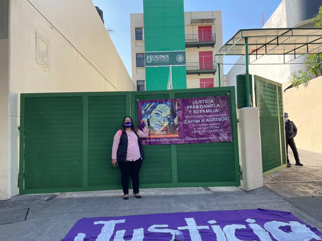 Daniela, víctima de violencia de género, se manifiesta frente a las salas orales del Tribunal Superior de Justicia de la Ciudad de México, el 10 de noviembre de 2021. Foto Laura Gómez Flores