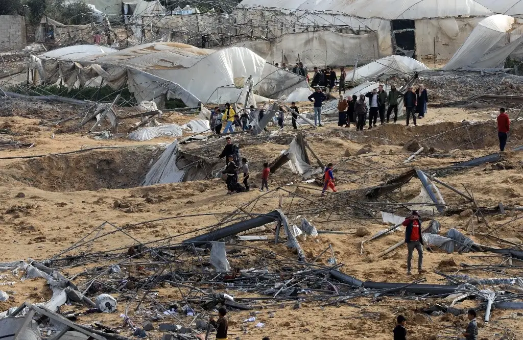 Palestinos, entre los escombros de edificios destruidos por Israel en su ataque a Rafá para liberar a dos rehenes de Hamas. Foto Xinhua