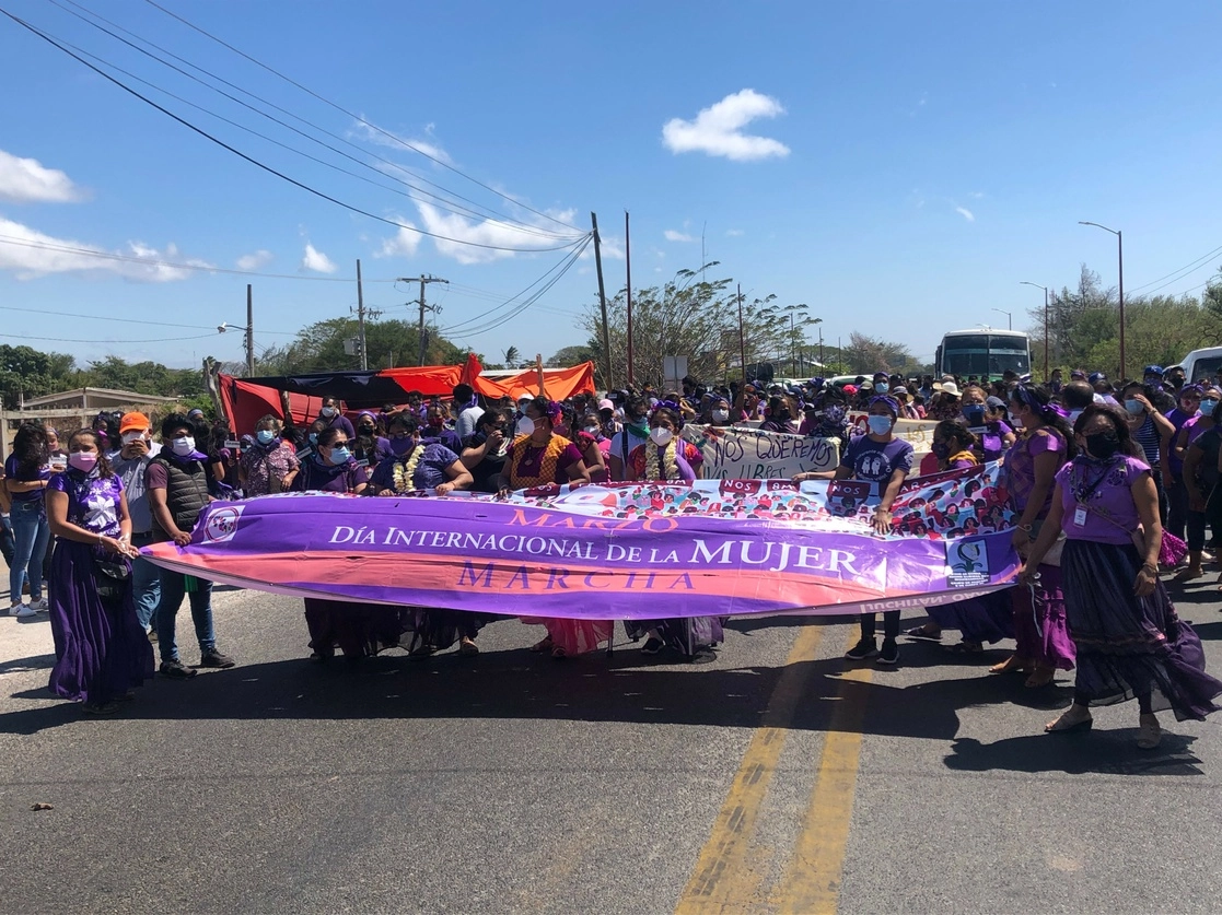 La marcha fue encabezada por familiares de Carolina, la última mujer asesinada en Juchitán, Oaxaca. Foto Diana Manzo