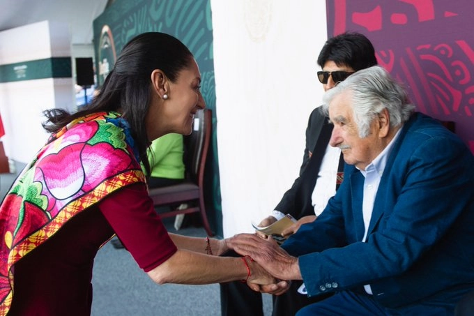 La presidenta Sheinbaum, entonces Jefa de Gobierno, saluda al hoy fallecido ex presidente de Uruguay, durante los festejos por el aniversario de la Independencia de México, en septiembre de 2022. 
