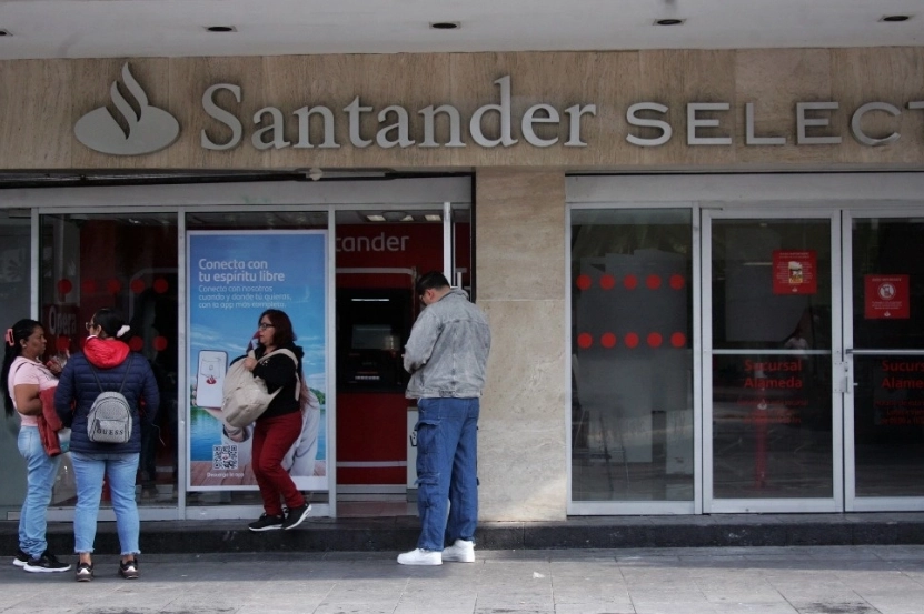 La CNBV aplicó 36 multas a siete bancos privados distintos, que en conjunto supera los 26 millones de pesos. Foto Roberto García