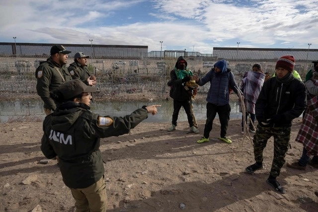 Una empresa que presta servicios para migrantes detenidos deberá pagar más de 811 mdd en concepto de indemnizaciones. Foto Afp