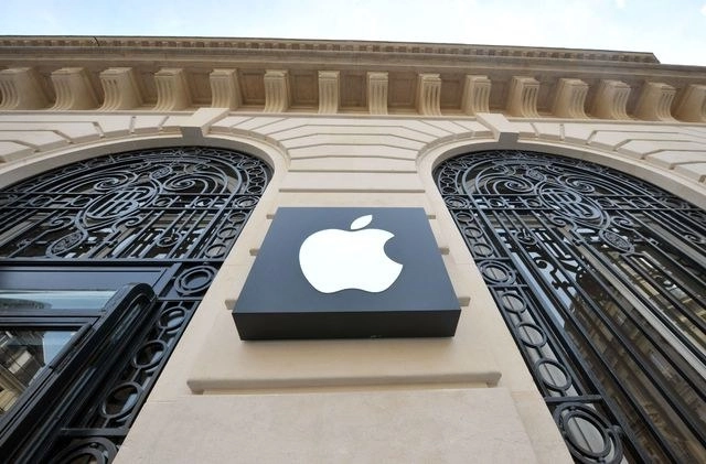 El grupo estadunidense Apple fue multado con 25 millones de euros en Francia por prácticas comerciales engañosas, concretamente por restringir las funciones de sus iPhones antiguos. Foto Afp / Archivo