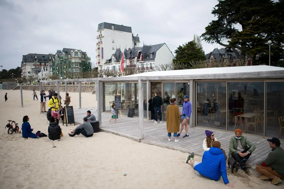 Francia mantiene cerrados todos los restaurantes y cafeterías y este fin de semana puso en vigor nuevas restricciones. En la imagen, servicio de comida para llevar de un restaurante inaugurado en la playa de La Baule, el 5 de abril de 2021. Foto Afp 