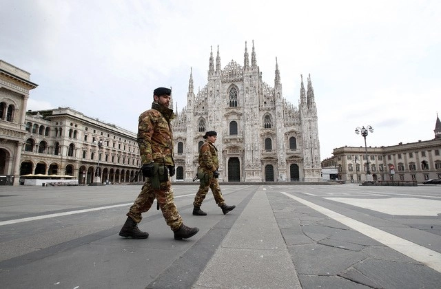 Frente al Duomo en Milán, Italia. Foto Ap