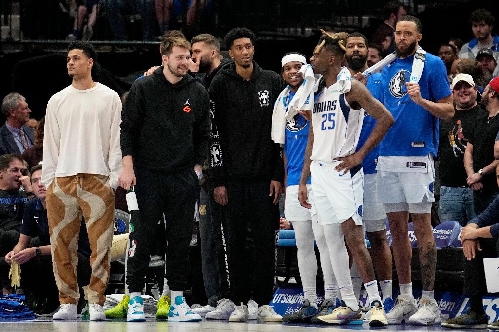 La NBA aplicó una multa de 750 mil dólares a los Dallas Mavericks por intentar perder deliberadamente un partido clave para la lucha por ‘playoffs’, dejando fuera a numerosos jugadores. Foto Ap / Archivo