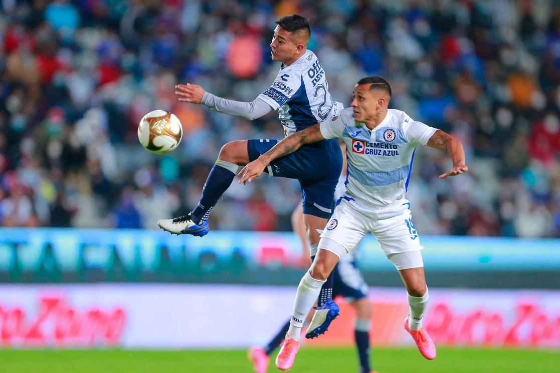 La presidencia municipal de Pachuca multó al club de Tuzos con 504 mil 810 pesos por rebasar el aforo permitido de 40% para el encuentro contra Cruz Azul. Foto Afp