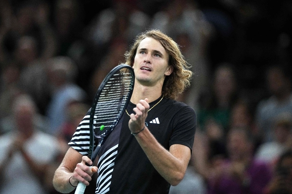 Zverev durante el Masters 1000 de París-Bercy, donde venció al húngaro Marton Fucsovics por 4-6, 7-5 y 6-4, en la primera ronda, el 31 de octubre de 2023. Foto Afp