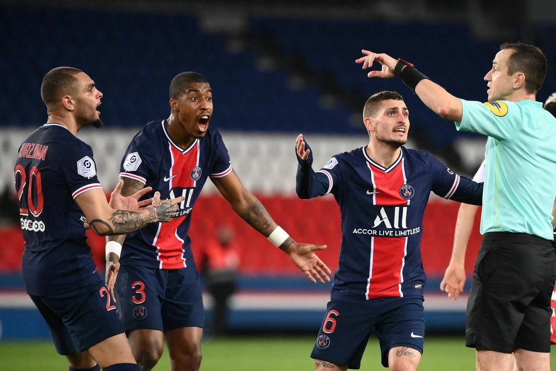Jugadores del Paris Saint Germain discuten con un arbitro, durante un juego contra el Mónaco, ayer en París. Foto Afp 