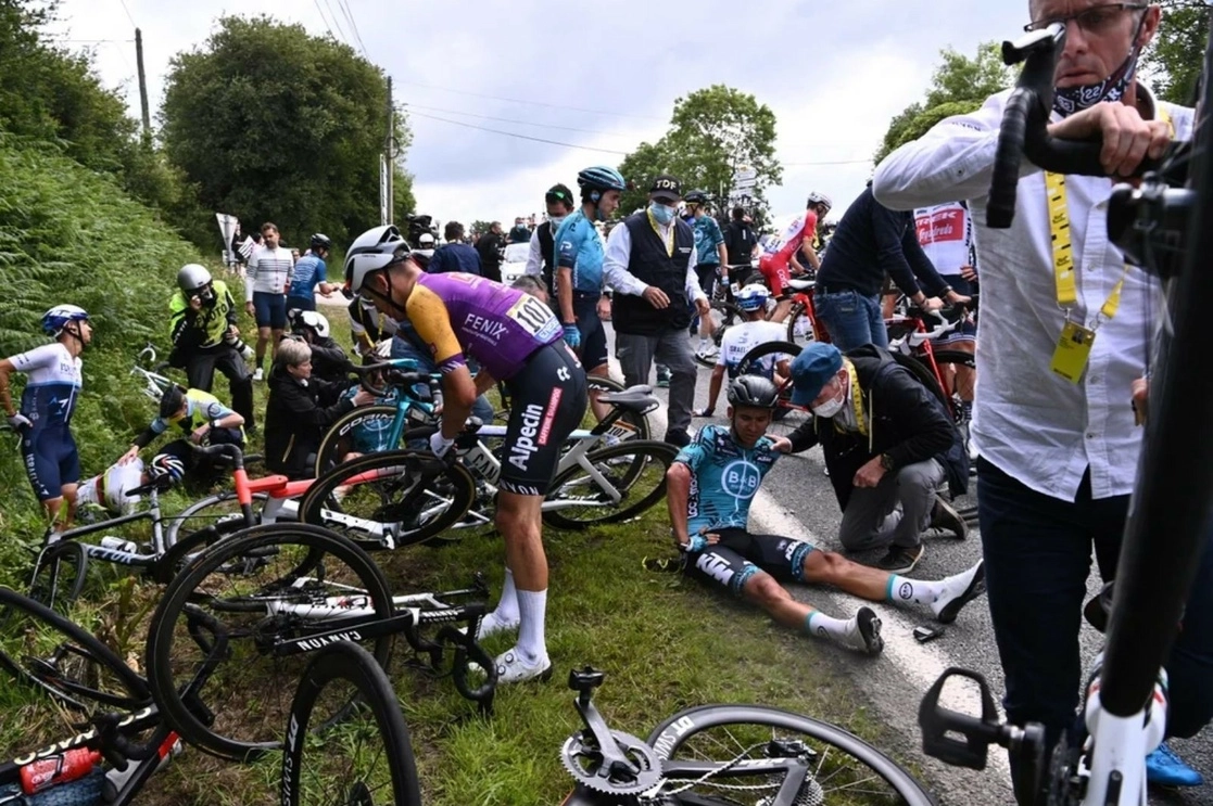 Una mujer que provocó una caída masiva de ciclistas el pasado mes de junio en el Tour de Francia, fue condenada a una multa de mil 200 euros por el tribunal correccional de Brest. Foto Ap