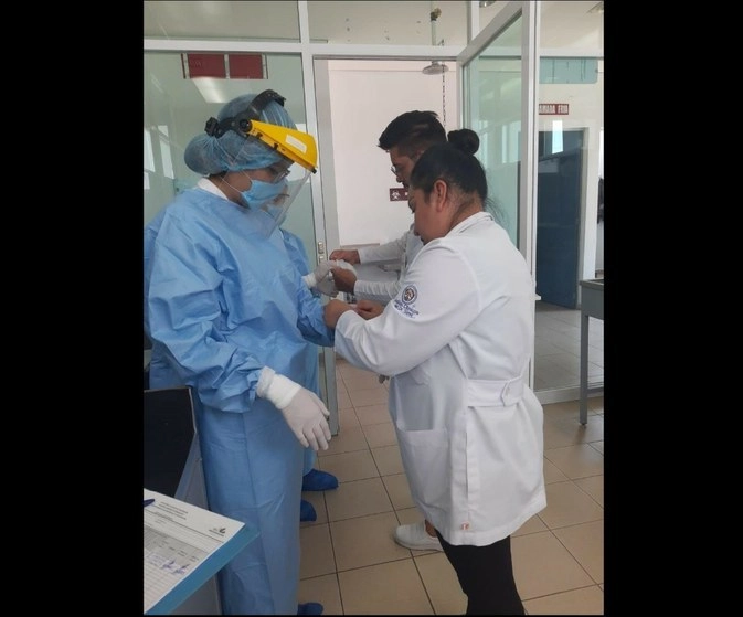 Personal médico de Michoacán recibe capacitación sobre la colocación exacta de equipo de protección contra el coronavirus. Foto tomada del Twitter de @SALUDMICH