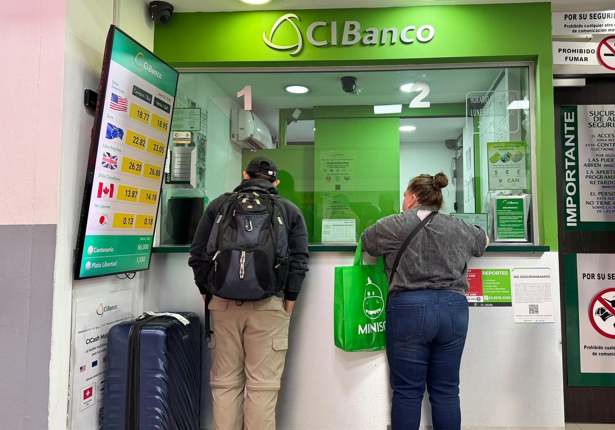 Recorrido por casas de cambio o bancos acusadas de lavado de dinero entre ellas CIBanco, en el aeropuerto internacional de la Ciudad de Mexico terminal 1 y 2, en CDMX, el 29 de junio de 2025. Foto 

