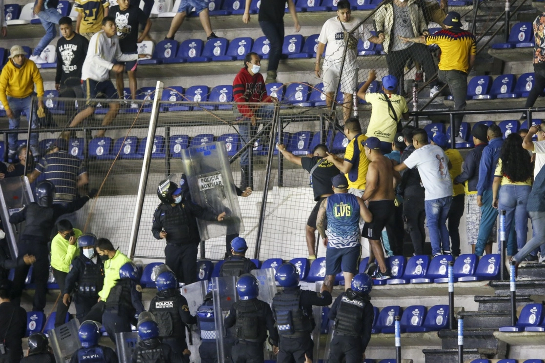 Aficionados americanistas y universitarios se enfrentaron el domingo tras la derrota de los felinos en el clásico capitalino. Foto Ap