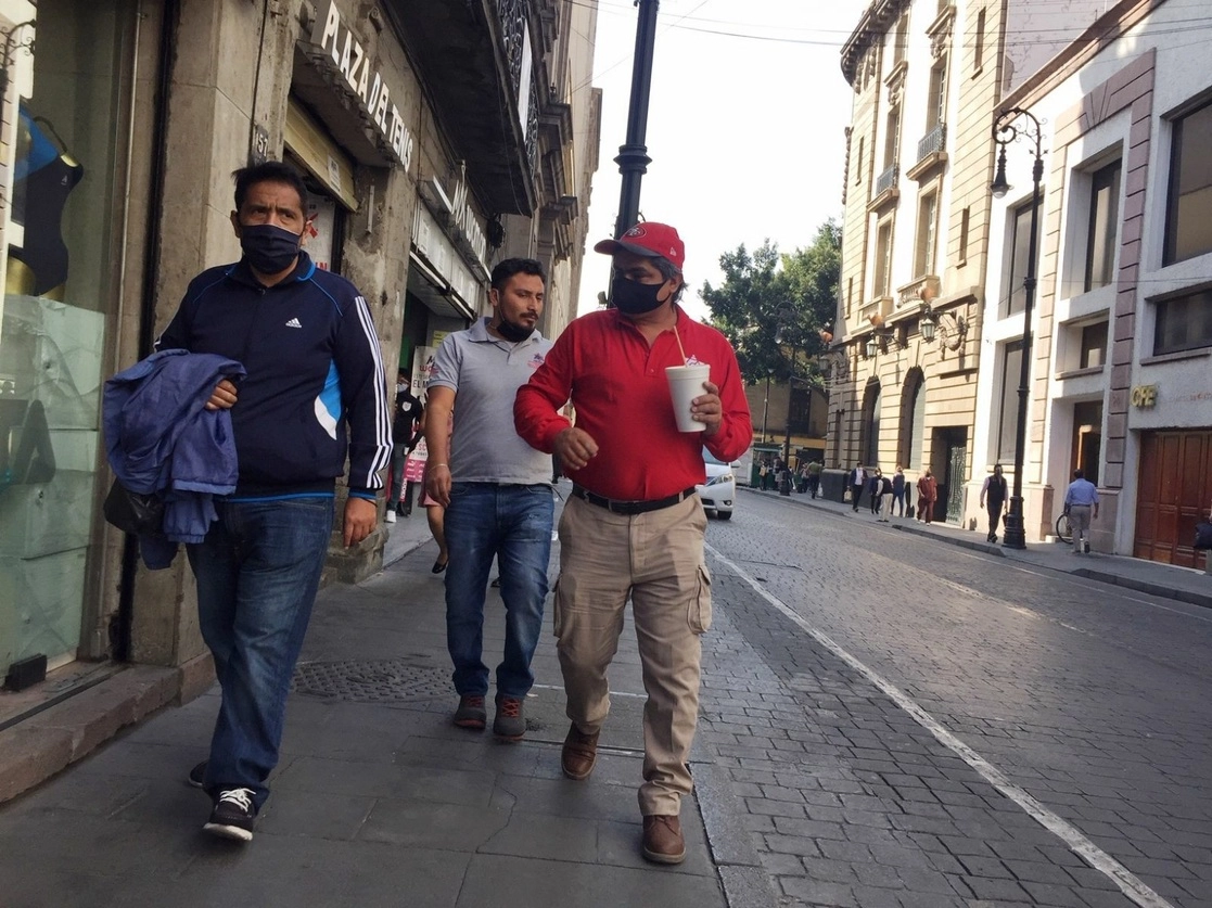En Morelos han fallecido mil 357 personas por Covid-19. En la imagen, transeúntes en el Centro Histórico de la Ciudad de México. Foto Guillermo Sologuren 