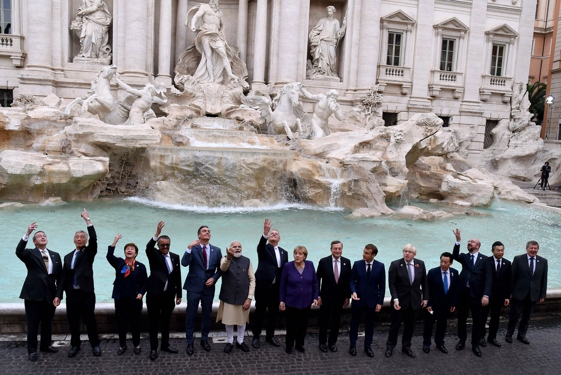 Asistentes a la cumbre del G-20 en Roma aprovecharon para visitar la Fuente de Trevi. También despidieron con una ovación a la canciller federal alemana, Angela Merkel. Foto Afp
