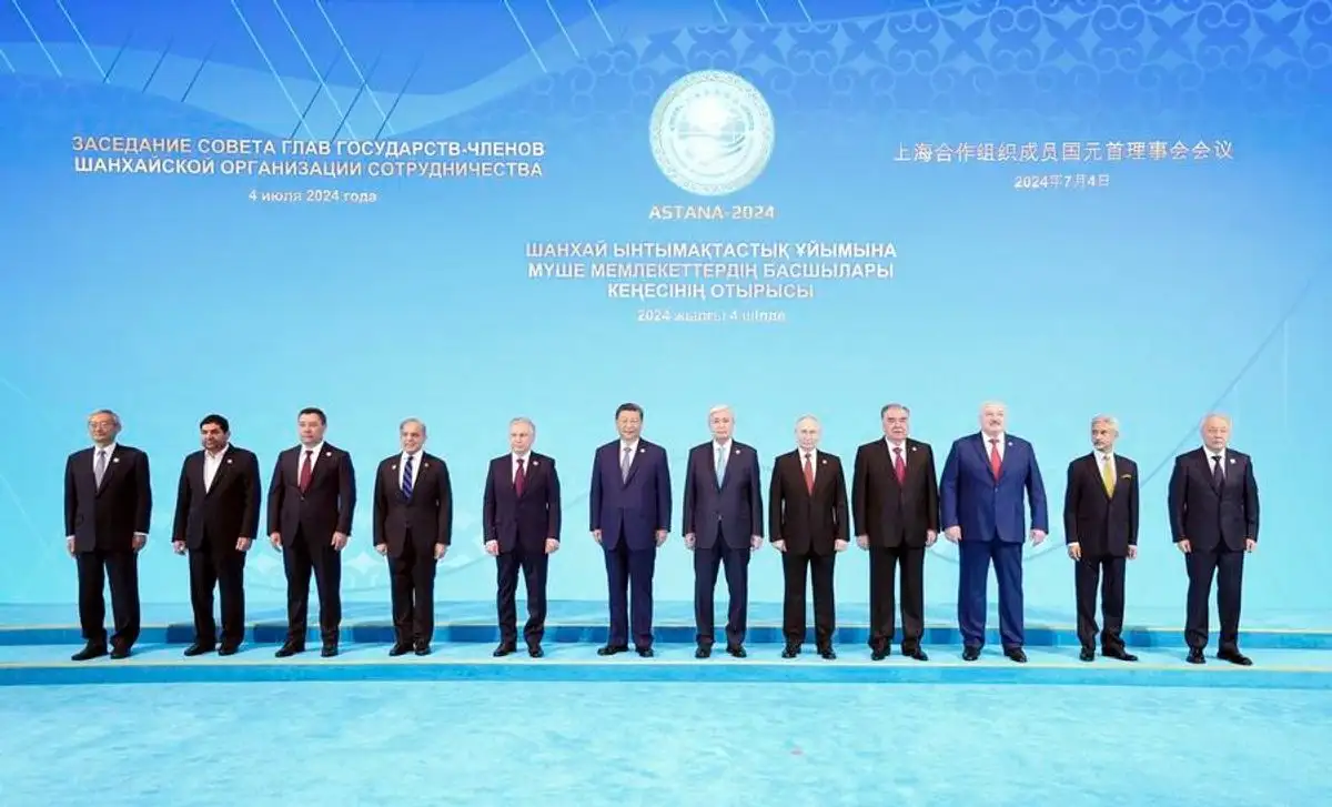 El presidente chino, Xi Jinping, posa para una fotografía grupal con líderes que asisten a la 24ª Reunión del Consejo de Jefes de Estado de la Organización de Cooperación de Shanghai (OCS) en Astaná, Kazajistán, el 4 de julio de 2024.