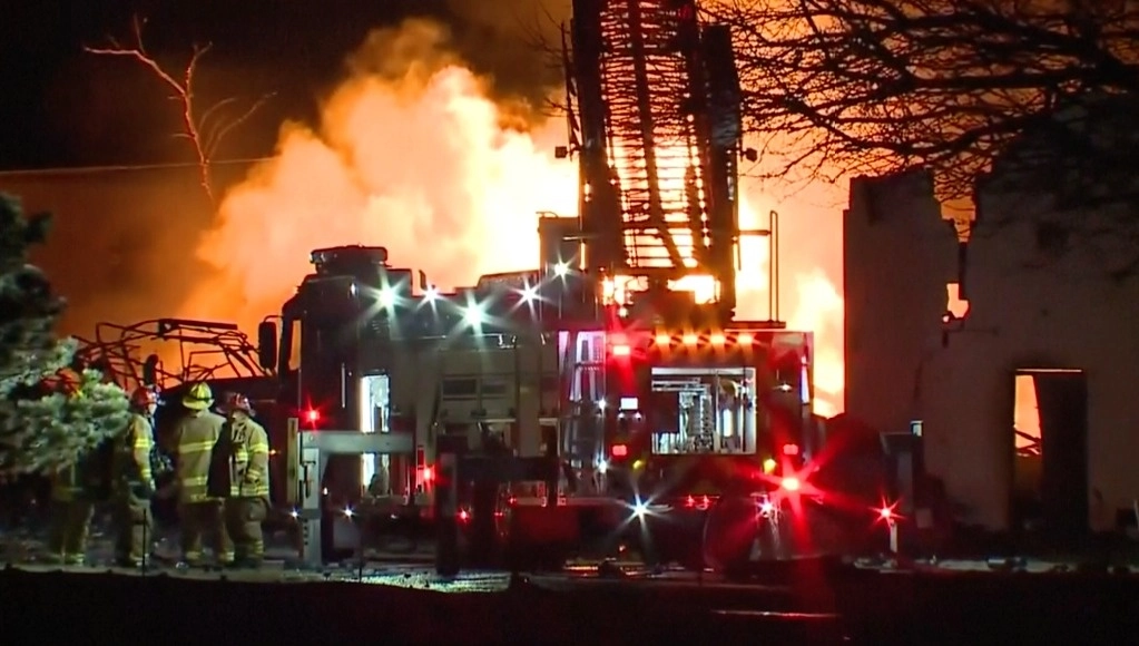 Bomberos luchan contra el incendio industrial en el suburbio de Clinton Township en Detroit, el 4 de marzo de 2024. Foto Ap
