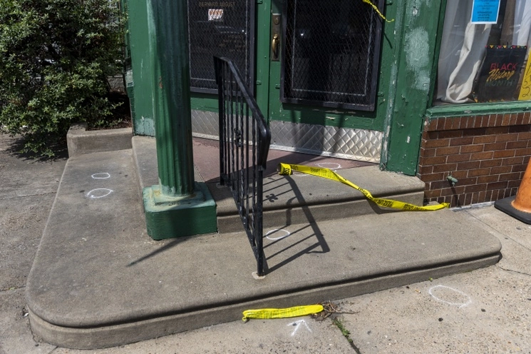 Marcadores de evidencia y cinta policial se observan en un día después de un tiroteo en Filadelfia, registrado el lunes por la noche. Foto The Philadelphia Inquirer vía Ap