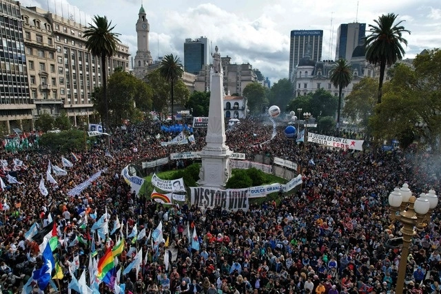 Miles se congregaron en la Plaza de Mayo en Buenos Aires, Argentina para conmemorar el Día de la Memoria. Foto Afp