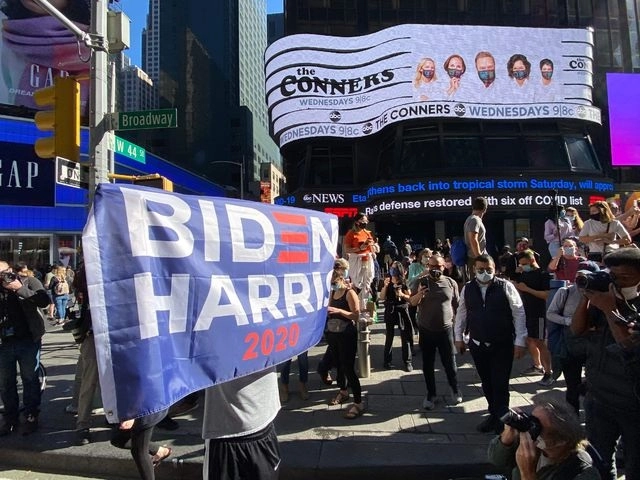 Festejo de estadunidenses en Times Square, en Nueva York. Foto Afp