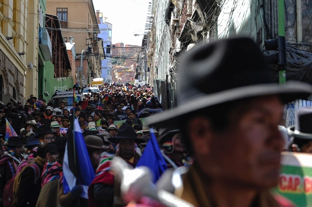 Partidarios del presidente boliviano Luis Arce marchan para mostrar su apoyo al presidente y condenar el fallido golpe militar del 26 de junio, en La Paz, el 12 de julio de 2024. Foto Afp