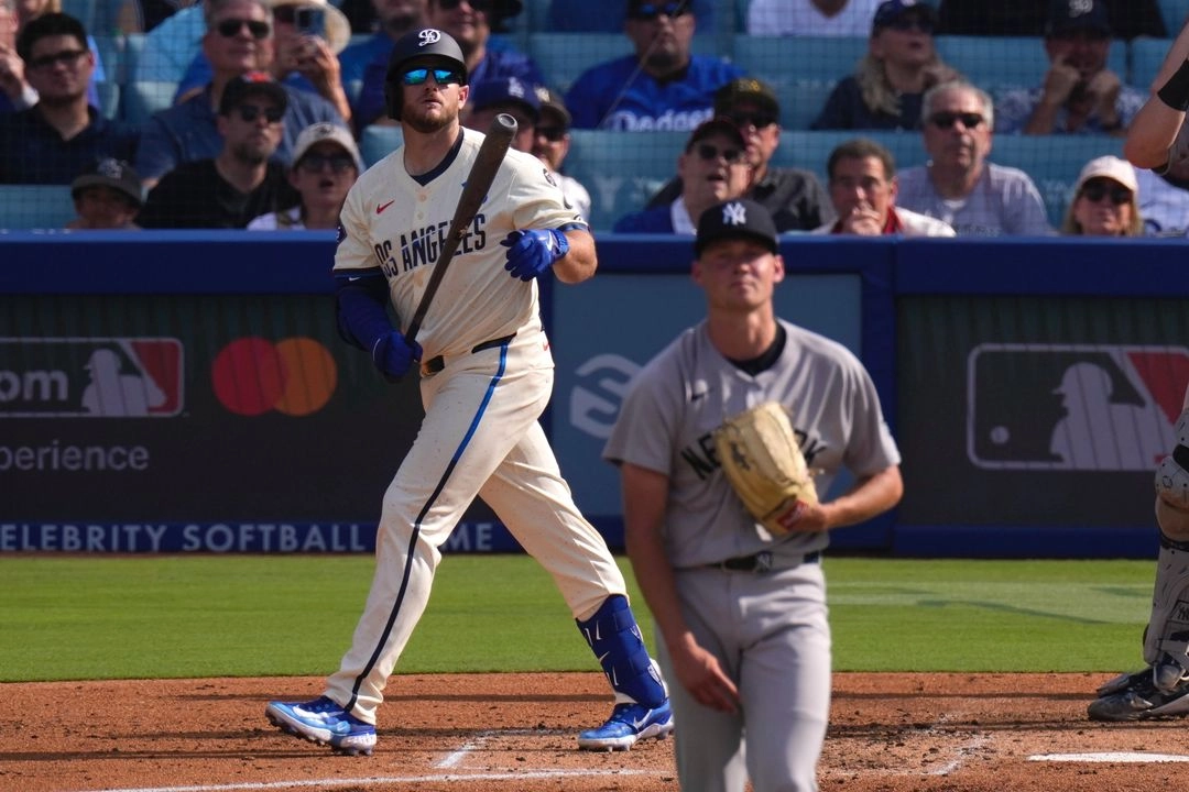 Max Muncy, de los Dodgers de Los Ángeles, se dirige a primera para conectar un jonrón de dos carreras mientras el lanzador abridor de los Yankees de Nueva York, Will Warren, observa durante la segunda entrada de un partido de béisbol el sábado 31 de mayo de 2025 en Los Ángeles. Foto 