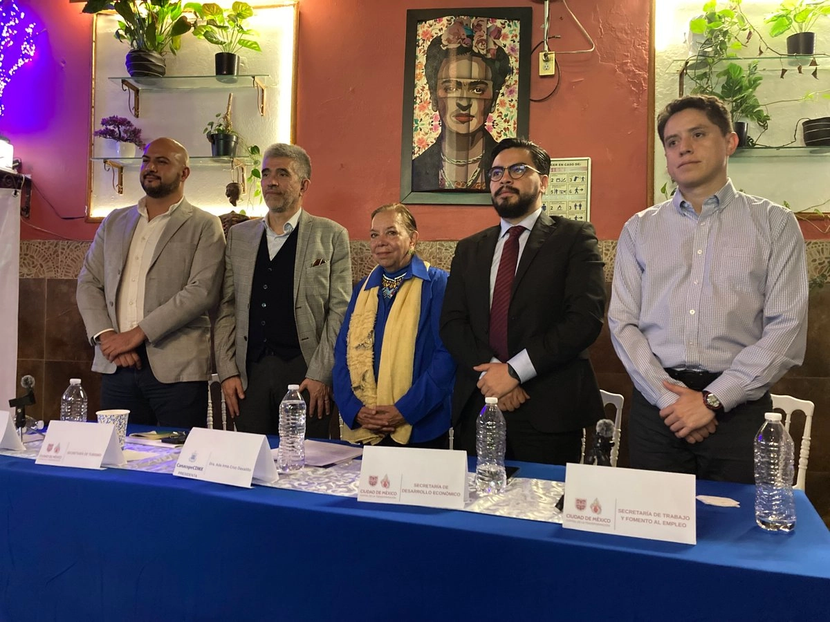 Sebastián Colín de Airbnb; Armando Mujica de Sectur CDMX; Ada Irma Cruz, presidenta de la Canacope;  Ricardo Santana de Sedeco y Luis Arturo Torres de la STyFE. Foto 