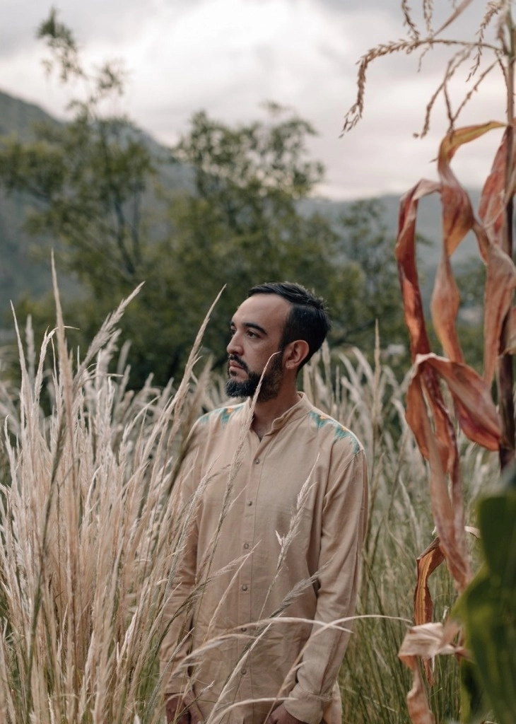 “Mis composiciones dependen del momento en el que esté en la vida, antes andaba mucho en la búsqueda de la pachamama, de la sabiduría ancestral, pero ahora miro más el cielo, me encuentro más galáctico, hablo mucho de otras dimensiones y cosas así, es el reflejo de lo que vivo”, explicó Gallardo. Foto cortesía del artista