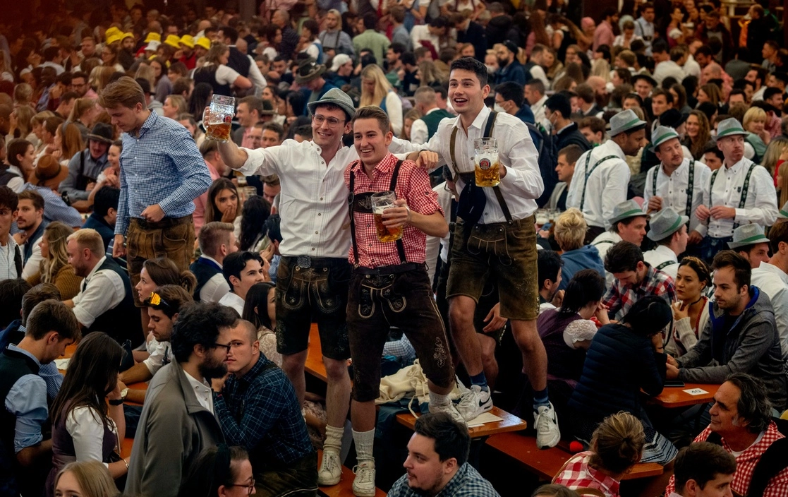Asistentes al Oktoberfest cellebran con la tradicional cerveza alemana. Foto Ap.