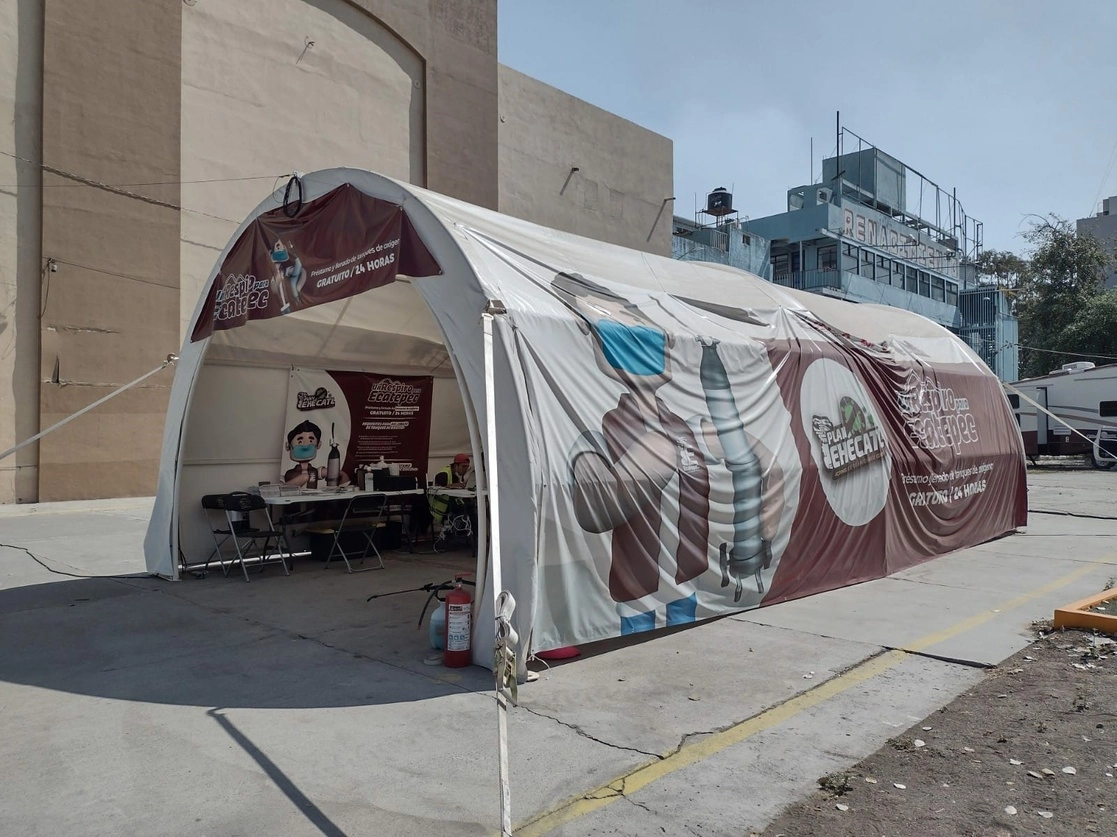 El terreno que era reclamado por un particular se usa para el programa "Un Respiro Para Ecatepec", el cual recarga y presta tanques de oxigeno. Foto La Jornada 