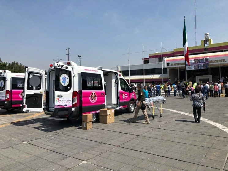 Nezahualcóyot se convirtió en el primer municipio en adquirir, con recursos propios, tres ambulancias equipadas con ventiladores y otros instrumentos médicos para atender la emergencia sanitaria por el Covid-19. Foto René Ramón