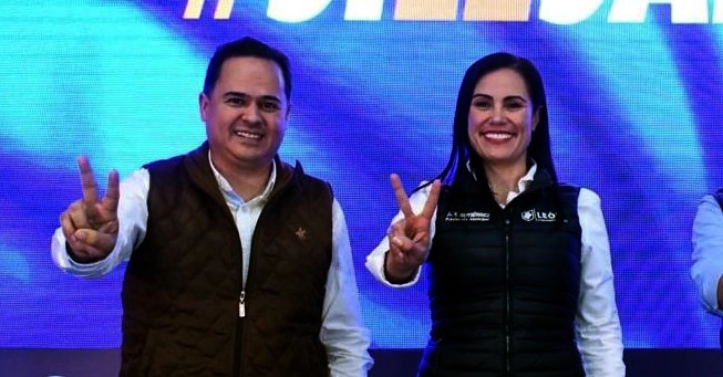 Eduardo López, líder del PAN en Guanajuato, y Alejandra Gutiérrez, presidenta de la Asociación Nacional de Alcaldes informaron sobre la controversia constitucional contra las modificaciones a la Ley General de Comunicación Social. Foto ‘La Jornada’
