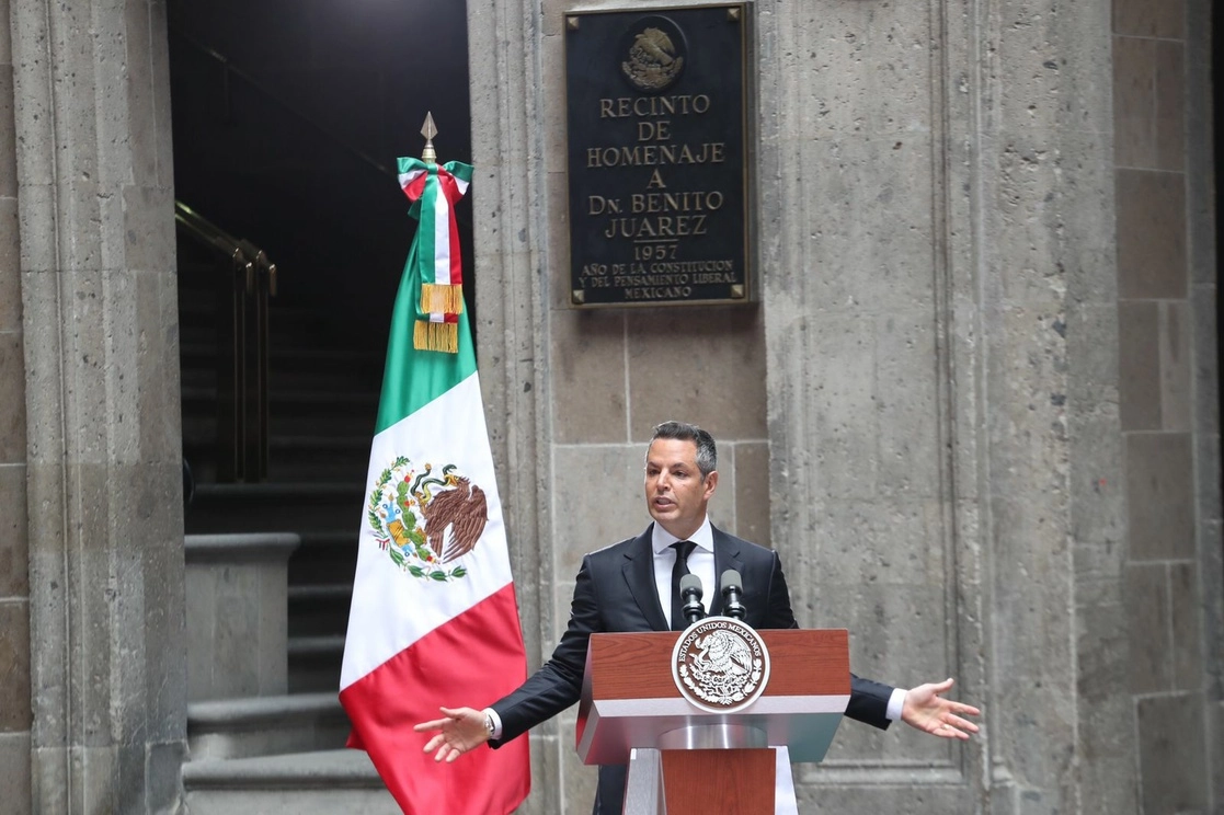 El gobernador de Oaxaca, Alejandro Murat, durante su intervención en la ceremonia por el 150 aniversario luctuoso de Benito Juárez, en Palacio Nacional, Ciudad de México, el 18 de julio de 2022. Foto Luis Castillo