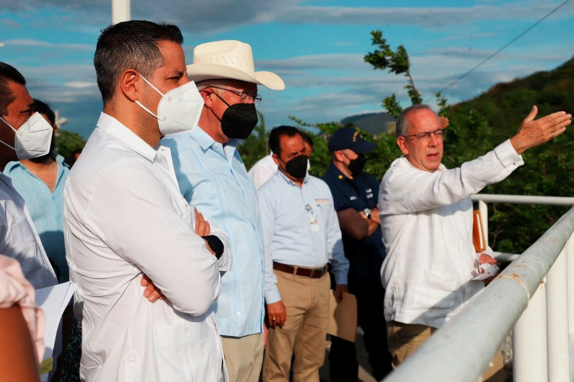 Ambos funcionarios supervisaron los avances de la obra. Foto 'La Jornada'