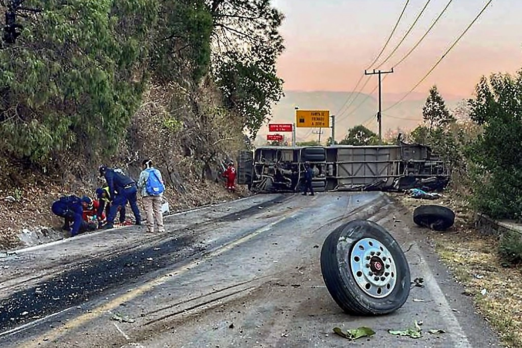 La unidad, proveniente de Guanajuato, viajaba a alta velocidad y volcó al quedarse sin frenos en la carretera Joquicingo- Malinalco, estado de México, informaron autoridades. Otras 27 personas resultaron heridas. Foto Afp 