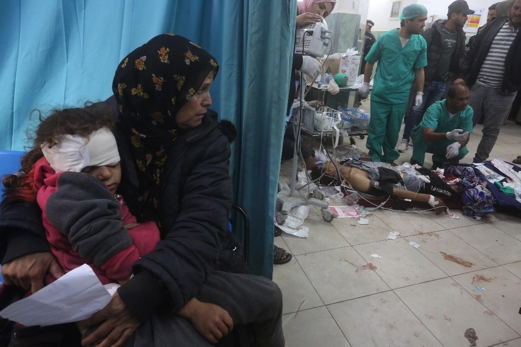 Palestinos heridos en bombardeos israelíes son atendidos en un hospital de Rafá. Foto Xinhua 



