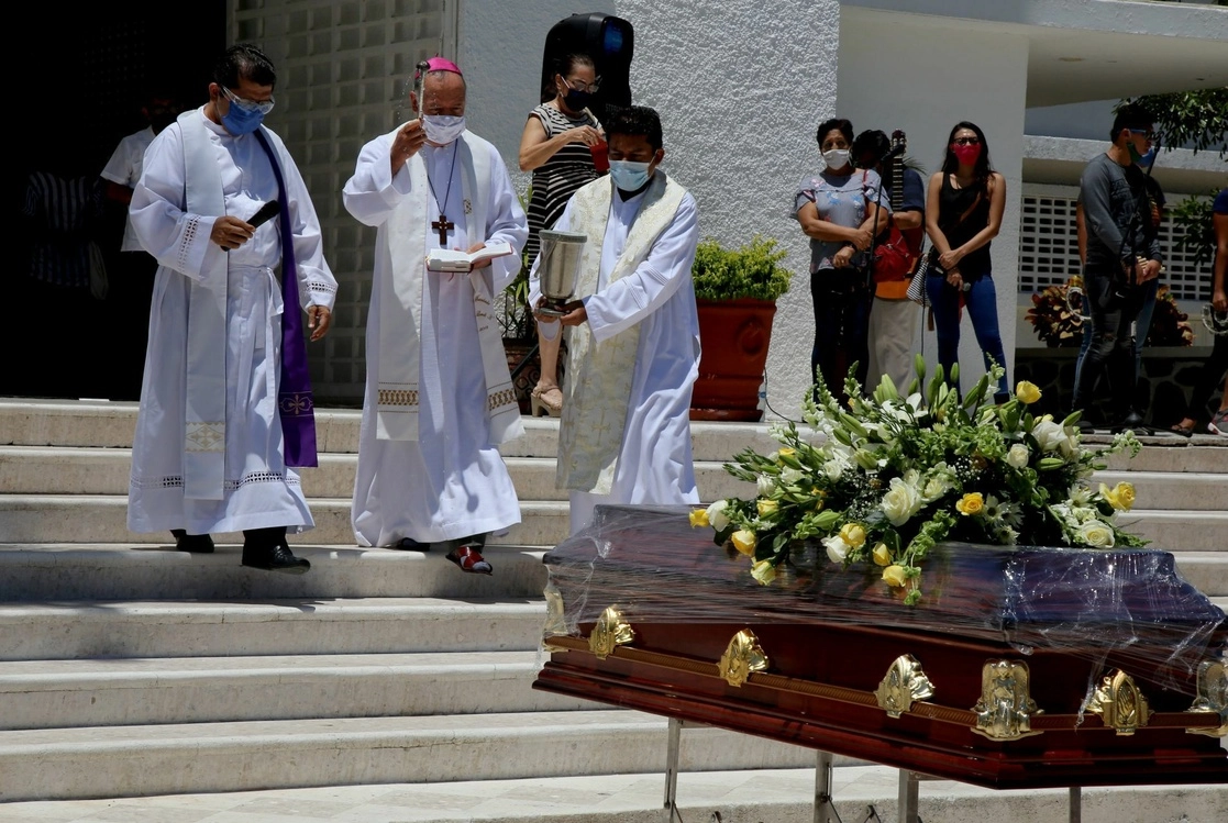Sacerdotes despiden el cuerpo de Andrés Bahena, adscrito a la catedral de Acapulco, quien murió de Covid-19. Foto Cuartoscuro / Archivo 
