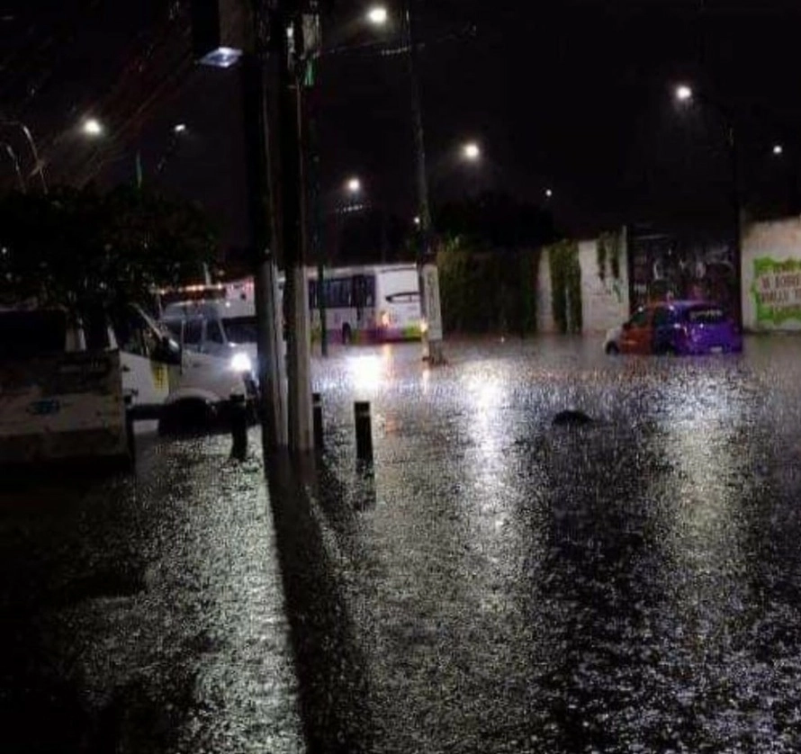 Las lluvias de la noche del miércoles en Chimalhuacán, Chicoloapan y Nezahualcóyotl causaron la muerte de dos estudiantes del Tecnológico de Estudios Superiores de la primera localidad. Foto tomada de la cuenta de Facebook de César Adrián Rodríguez Mosco