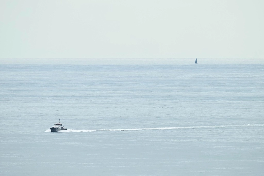 El buque de la Fuerza Fronteriza "BF Typhons" se acerca al puerto deportivo de Dover, sureste de Inglaterra, el 12 de junio de 2024, después de que inmigrantes fueran detenidos en el mar mientras intentaban cruzar el Canal de la Mancha desde Francia. Foto Afp