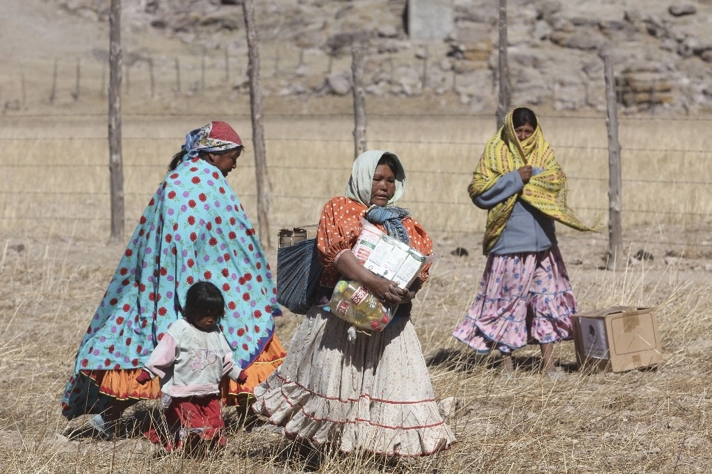 Habitantes de las comunidades rarámuris de Guachochi, Batopilas, Balleza, Bocaina, Carichi y Morelos, en la sierra de Chihuahua, padecieron en febrero de 2012 alarmante escasez de alimentos, debido a la sequía, lo que provocó desnutrición en los habitantes. Foto Cuartoscuro 