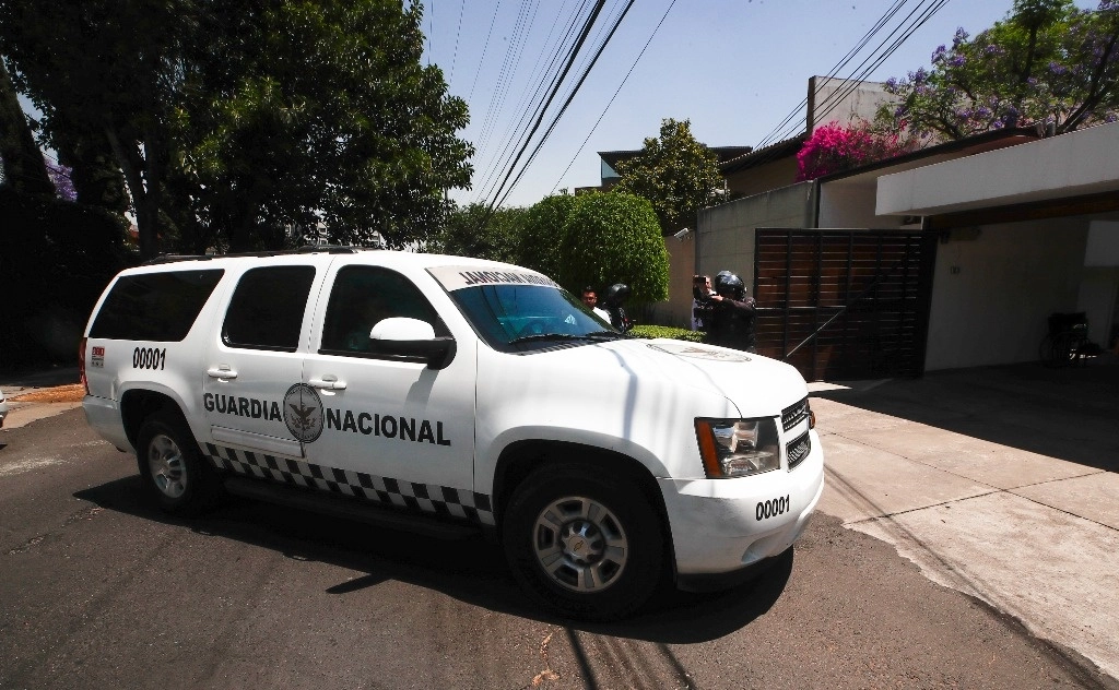 El ex procurador fue trasladado ayer por agentes de la Guardia Nacional poco después de las 11 de la mañana a su domicilio de las Lomas (imagen). Foto Víctor Camacho