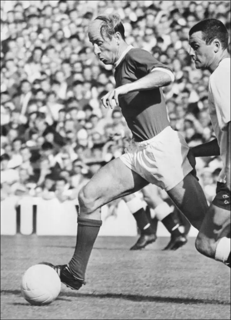 En 1958 sobrevivió a un accidente aéreo, en el que perecieron ocho de sus compañeros del Manchester. En 1966 ganó la Copa con la selección inglesa. Fue un héroe para millones en el mundo, dijo el United. Foto Afp

