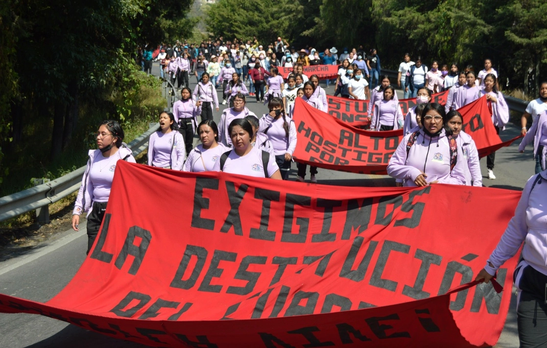 Integrantes de escuelas normales rurales del país marcharon en Tlaxcala para denunciar y condenar la represión contra compañeras del plantel de Panotla. Foto Alejandro Ancona